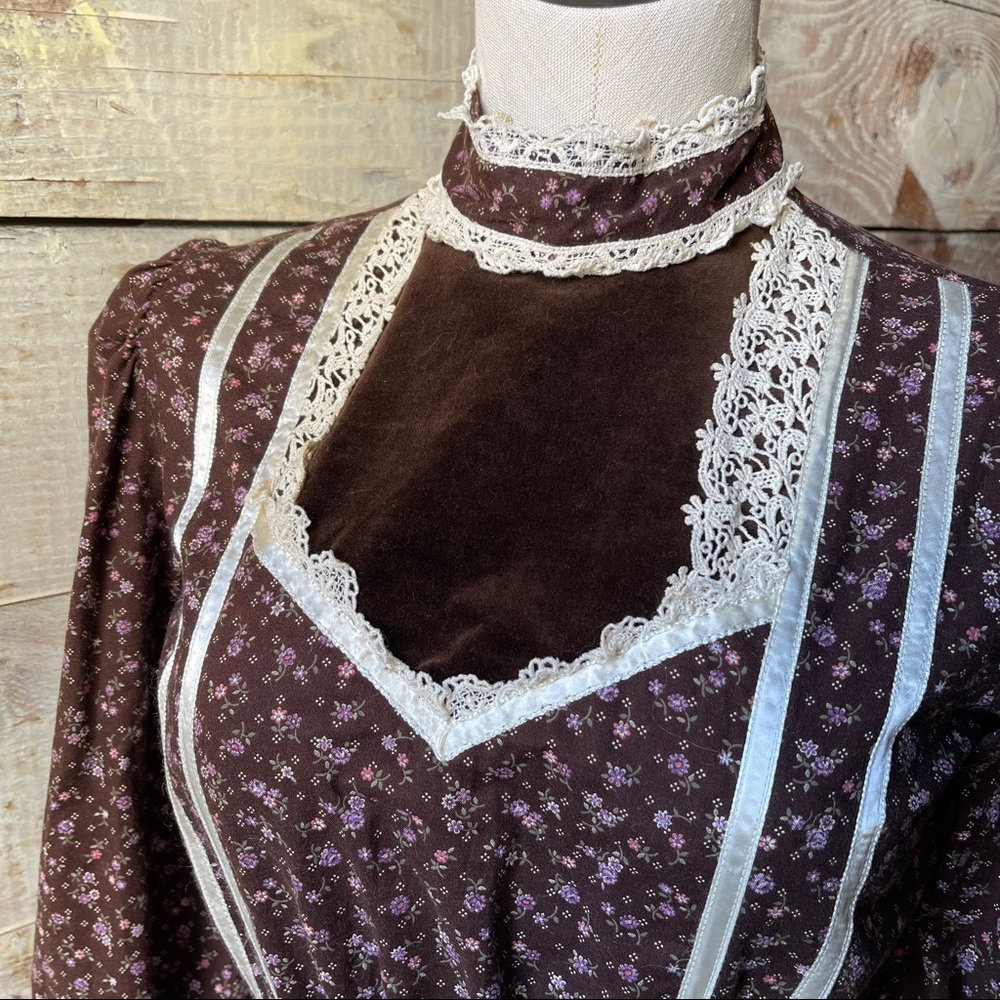 Gunne Sax 1970’s Brown & White Velvet and Lace Floral Print Midi Dress Size 9 - Picture 3 of 12